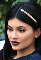 Kylie Jenner inova e lança mais uma tendência: tatuagem para os cabelos