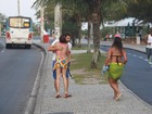 Fiu-Fiu! Cauã Reymond corre na praia da Barra da Tijuca e é 'atacado' por fãs
