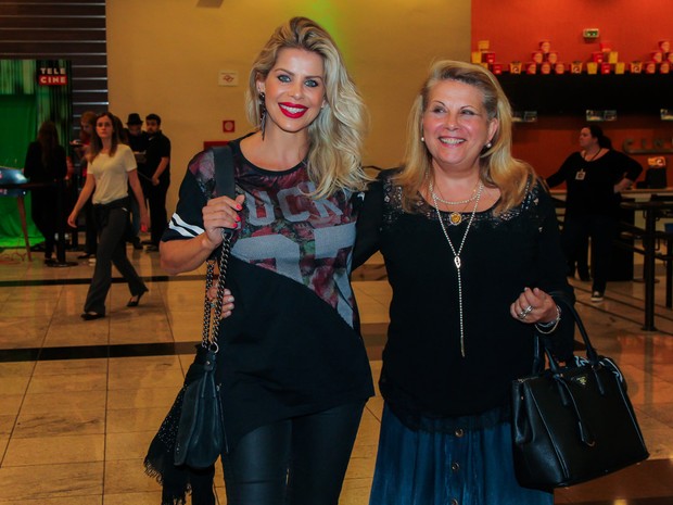 Karina Bacchi e a mãe, Nádia, em pré-estreia de filme em São Paulo (Foto: Manuela Scarpa/ Brazil News)