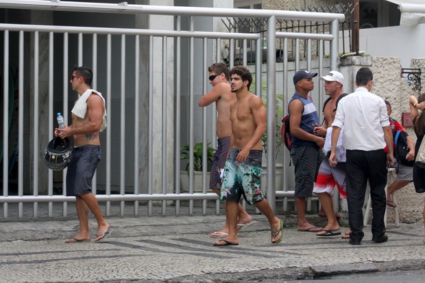 Caio Castro passeia com amigos (Foto: JC Pereira / Foto Rio News)