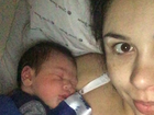 Rebeka Francys posta vídeo do filho, Anthony, dormindo em seu colo
