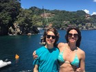 Luciana Gimenez exibe barriga chapada em foto com o filho na Itália