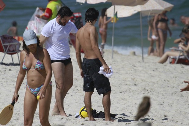 Murílo Benício e filhos na praia (Foto: Dilson Silva  / Agnews)