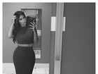 Kim Kardashian faz selfie em banheiro público e fãs criticam: 'Gorda'
