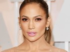 Sempre ela! Jennifer Lopez ousa no decote no Oscar 2015
