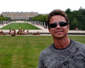 Netinho em frente ao Palácio de Versalhes, na França (Foto: Reprodução / Facebook)