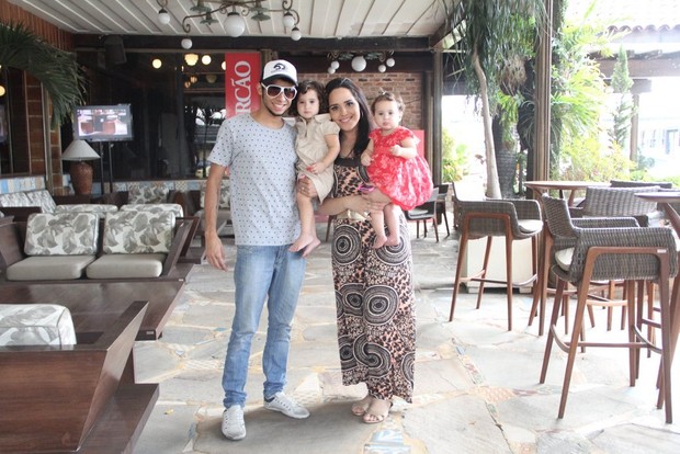 Perlla com a família em restaurante do Rio (Foto: Rodrigo dos Anjos / AgNews)