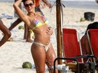 Renata Molinaro toma banho de chuveirinho e exibe corpão em praia