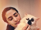 Lívian Aragão mima gato: 'Só no brigadeiro'