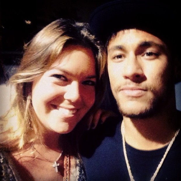 Neymar posa com fã (Foto: Reprodução/Instagram)