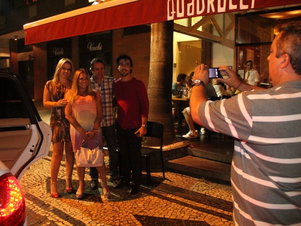 Susana Vieira e Sandro Pedroso posam para foto em restaurante na Zona Sul do Rio (Foto: Rodrigo dos Anjos/ Ag. News)