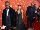 Comediante deita no tapete vermelho para Kim Kardashian atravessar