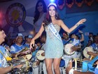 Daniela Albuquerque é coroada rainha da bateria em São Paulo