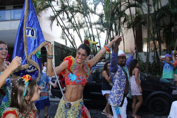 Cynthia Howlett em bloco de carnaval no Rio (Foto: Alex Palarea / AgNews)