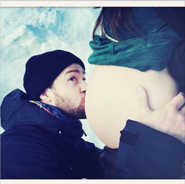 Justin Timberlake beija barriga de grávida de Jessica Biel (Foto: Instagram)