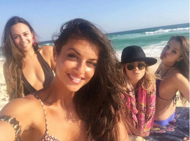 Agatha Moreira e Anajú Dorigon com amigas em praia no Rio (Foto: Reprodução/Instagram)