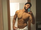 Rodrigo Marim sensualiza enrolado em toalha após banho e exibe tanquinho