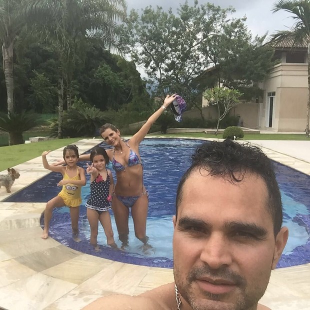 Luciano Camargo com a família (Foto: Instagram / Reprodução)