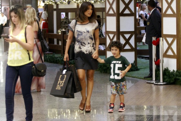 Dani Suzuki e o filho Kauai no shopping (Foto: Marcos Ferreira / photo rio news)