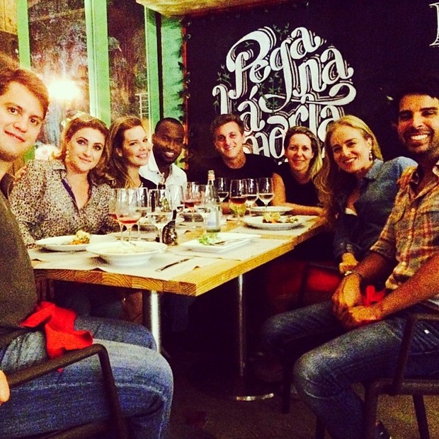 Fernanda Souza, Thiaguinho, Luciano Huck e Angélica com amigos em restaurante no Rio (Foto: Instagram/ Reprodução)