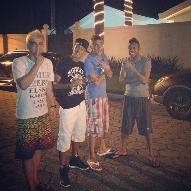 Robinho e Neymar com amigos (Foto: Instagram)