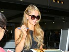 Paris Hilton aparece com cabelo amassado após viagem