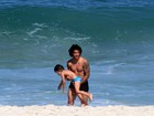 Marcelo da Seleção Brasileira tem dia de farra na praia com o filho