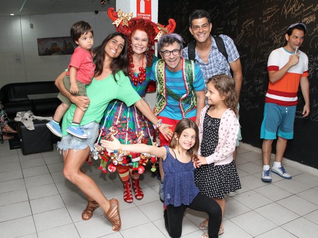 Eduardo Moscovis e Cynthia Howlett com os filhos Manoela e Rodrigo em show no Rio (Foto: Anderson Borde/ Ag. News)