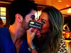 Ex-BBB Adriana ganha chocolate de Rodrigão durante viagem