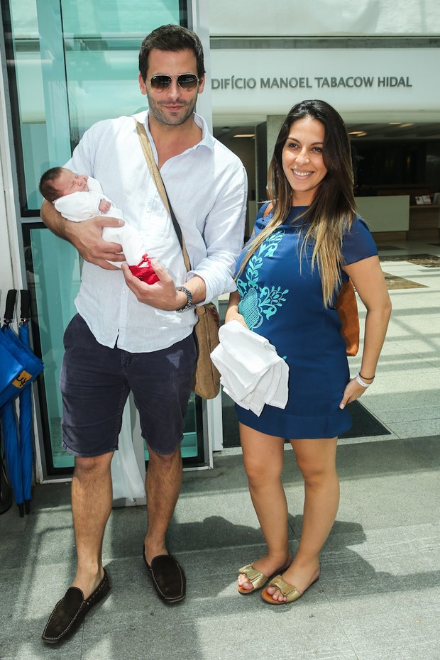 Henri Castelli e namorada saindo da maternidade (Foto: Manuela Scarpa/Photo Rio News)