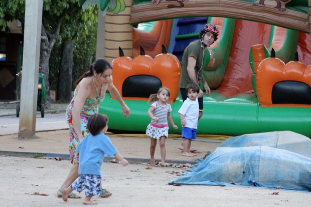 Claudia Mauro e Eriberto Leão com os filhos (Foto: JC Pereira / AgNews)