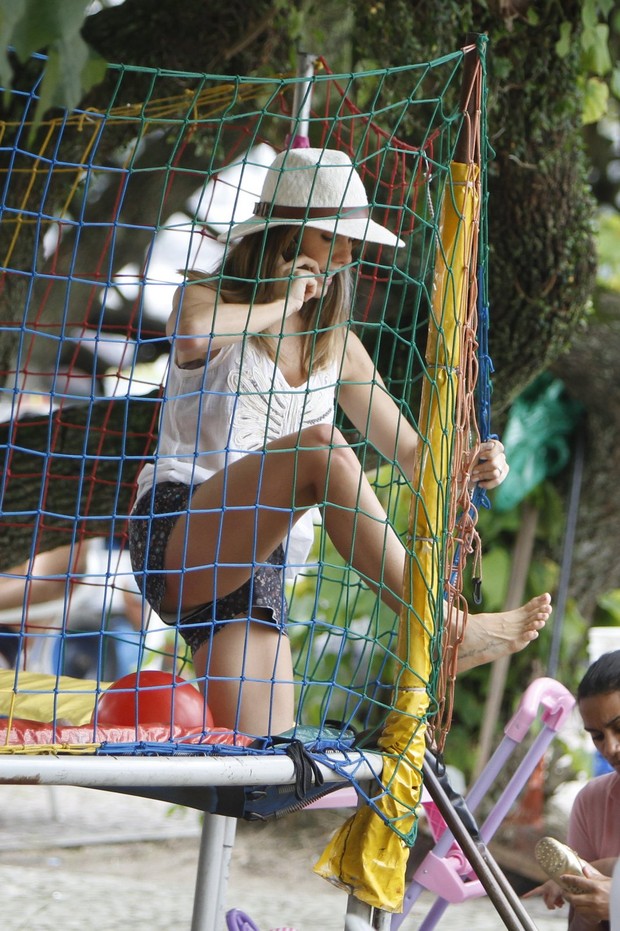 Fernanda Pontes com a filha (Foto: Gil Rodrigues/FotoRio News)