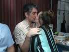 Letícia Colin e Michel Melamed trocam beijos em festa de ‘Novo mundo’
