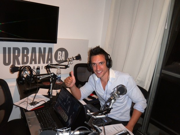 Pablo Esposito gravando seu programa de rádio (Foto: Facebook/Reprodução)