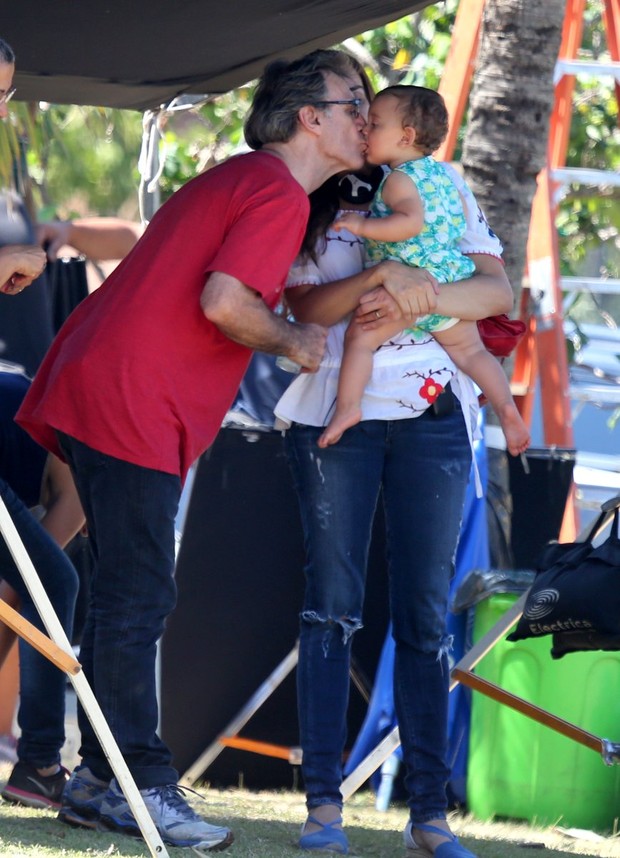 Herson Capri beija filha  (Foto: André Freitas/AgNews)