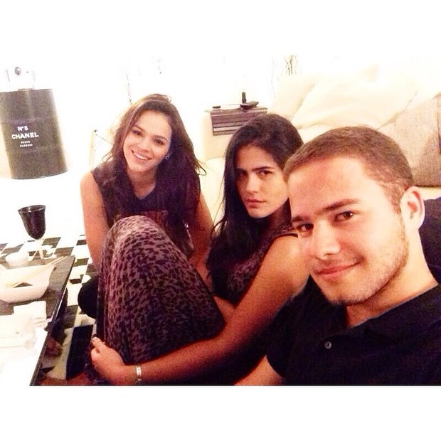Bruna Marquezine com Antonia Morais e um amigo (Foto: Instagram / Reprodução)