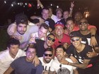 Após cair no samba, Neymar se diverte em festa com famosos no Rio