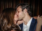 Camila Queiroz troca beijos com o namorado em premiação
