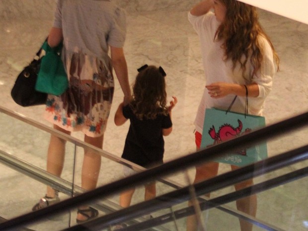 Fernanda Rodrigues passeia com a filha no shopping (Foto: Henrique Oliveira / AgNews)