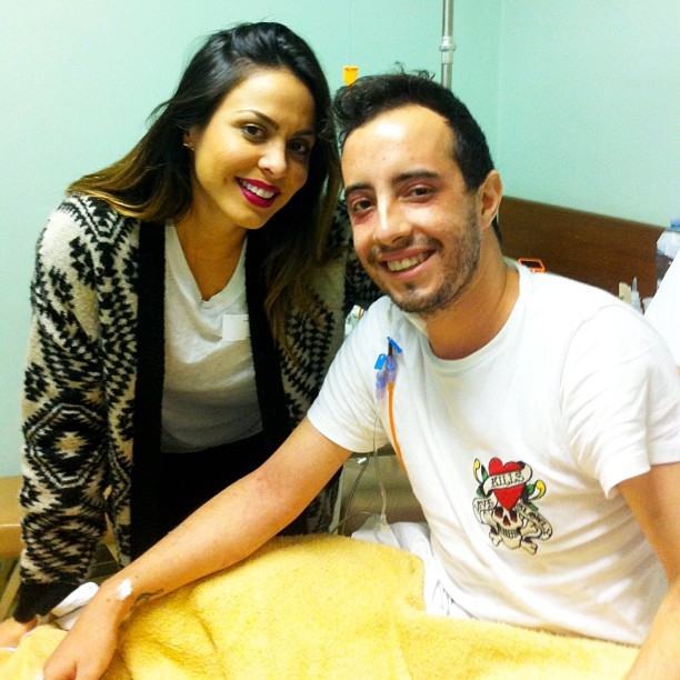 Alinne Rosa visita fã em hospital (Foto: Instagram / Reprodução)
