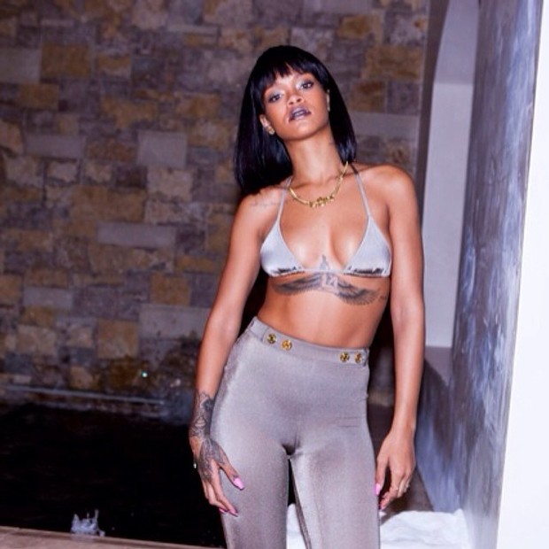 Rihanna faz pose sexy com calça justinha e top (Foto: Instagram)