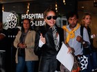 Adriane Galisteu deixa hospital em São Paulo: 'Tomei um susto'