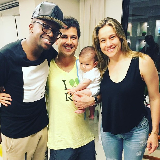 Fernanda Gentil com o filho, marido e Mumuzinho (Foto: Instagram / Reprodução)