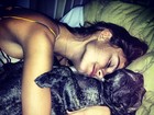 Ainda na cama,Thaila Ayala posa agarradinha com cãozinho: 'Meu filho'