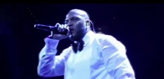 Flo Rida faz homenagem a Paul Walker em Dallas (Foto: Reprodução / Youtube)