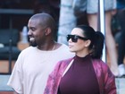 Grávida, Kim Kardashian usa vestido justo em passeio com Kanye West