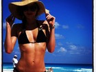 De biquíni, Miranda Kerr exibe barriga sequinha em praia