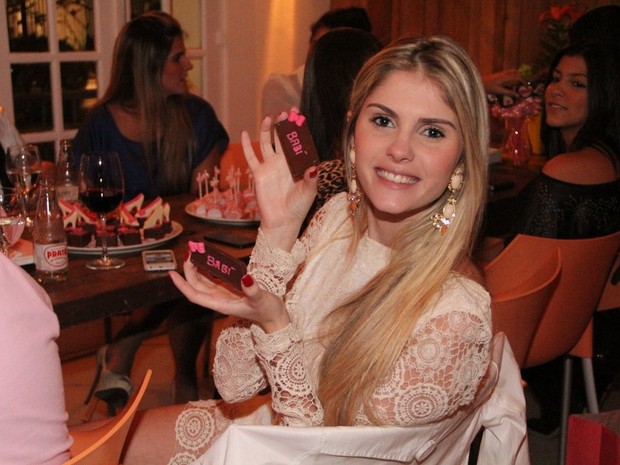 Bárbara Evans em sua festa de aniversário em restaurante no Rio (Foto: Rodrigo dos Anjos/ Ag. News)