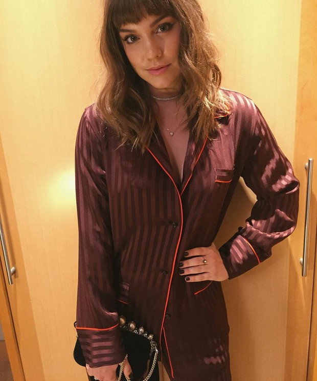 Alice Wegmann usa look no estilo pijama no lançamento da novela A Lei do Amor (Foto: Reprodução do Instagram)