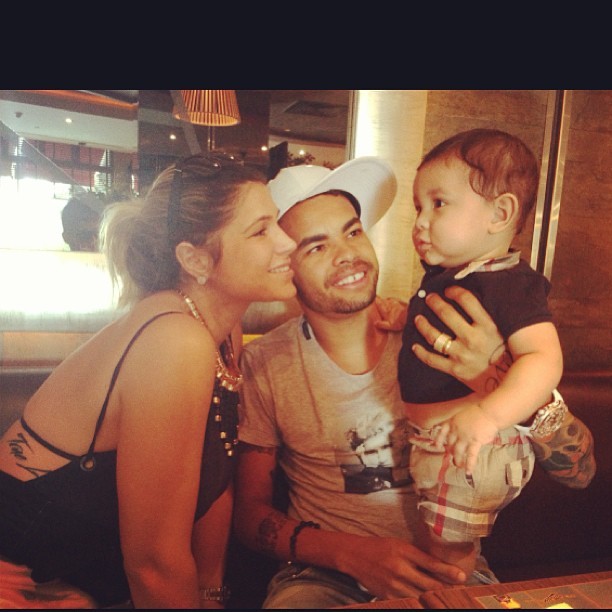 Dani Souza almoça com Dentinho e o filho (Foto: Reprodução/Instagram)